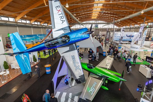 Flugzeuge in der Messehalle der Messe Friedrichshafen